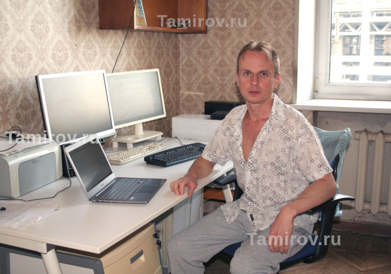 Частный вебмастер Тамиров Александр за рабочим столом