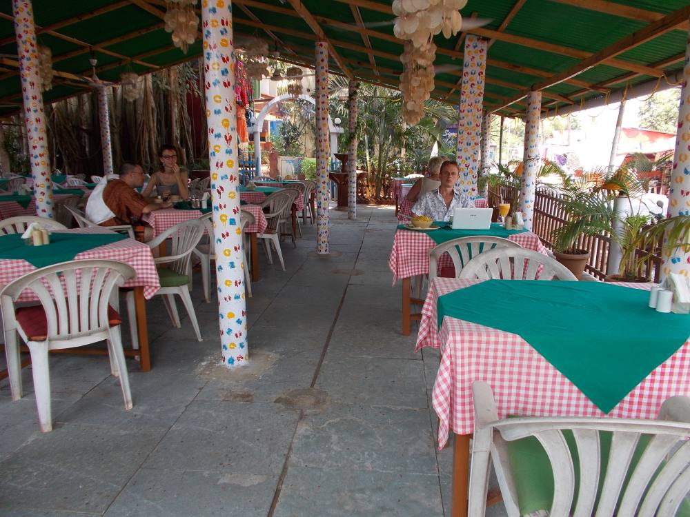 Кафе в Гоа, вебмастер за работой. Cafe in north Goa.