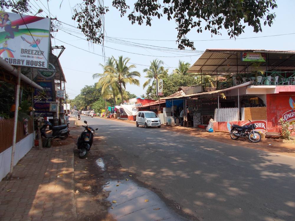 Goa Candolim street 1. Кандолим (северное Гоа), центральная улица.